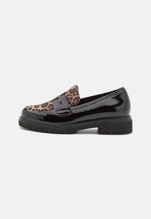 Sort laklæder loafer med chunky sål og leopardmønstret stofdetalje på den øverste front.