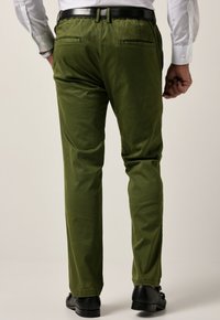 Groene katoenen broek met een gladde textuur, voorzien van twee achterzakken en een zwarte riem. De pasvorm is recht, met een klassiek ontwerp.