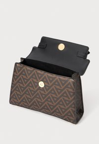 Borsa a mano marrone con motivo geometrico, interno nero e chiusura a scatto dorata. Realizzata in materiale texturizzato, con forma strutturata.