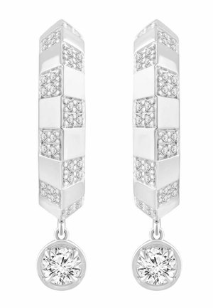 Par de pendientes de aro de plata con patrones cuadrados alternados lisos y adornados con diamantes, cada uno con un cristal redondo colgante.