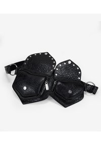 Bolso de cintura negro de cuero con superficie texturizada, múltiples bolsillos con cremallera, tachuelas decorativas de plata y un anillo de metal para sujeción.