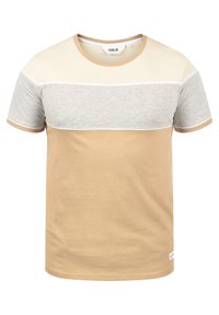 Kortærmet T-shirt i creme, beige og grå farver. Har et farveblokeret design med rund halsudskæring og et lille mærke nær kanten.