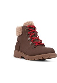 Botas de senderismo impermeables de color marrón con un cuello de piel sintética, cordones rojos, ojales de metal y suelas de goma resistentes para mayor agarre y durabilidad.