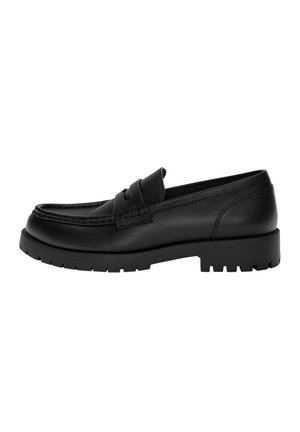 Schwarzer Lederloafer mit klobiger Gummisohle und Penny-Riemen-Detail, seitlich auf weißem Hintergrund gezeigt.