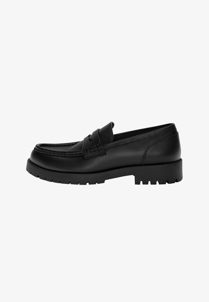 Mocassin noir en cuir avec semelle épaisse en caoutchouc et détail de bride penny, vu de profil sur fond blanc.