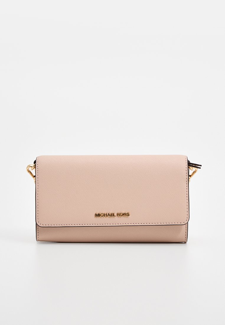 Sac bandoulière en cuir rose clair de Michael Kors avec quincaillerie dorée et fermeture à rabat à l'avant sur fond blanc.