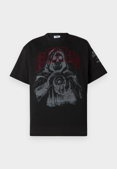 T-shirt de algodão preto com uma grande estampa gráfica de uma figura encapuzada segurando uma bola com "GCDS" em vermelho, mangas curtas e decote redondo.