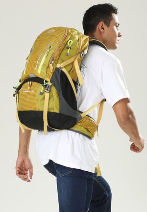 Rucksack mit einem gelb-grauen Design, ausgestattet mit strukturiertem Material, mehreren Fächern, verstellbaren Trägern und einem gepolsterten Hüftgurt.