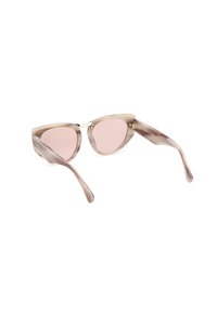 Gafas de sol de estilo cat-eye con montura semitransparente de color marrón claro, lentes rosas y detalles de hardware en tono dorado. Textura suave y diseño elegante.