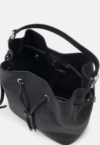 Borsa a secchiello in pelle nera con finitura strutturata, chiusura con coulisse, dettagli in metallo argento e fodera interna morbida. Include una tasca interna con zip.