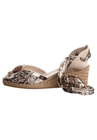 Espadrilky na klínu s barevným hnědým textilním svrškem, béžovými akcenty a podešví obalenou jutou, zajištěné dekorativním páskem.