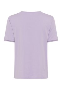 Lilla kortærmet t-shirt med rund halsudskæring og diskret blonderdetaljer på ærmerne. Glat bomuldsstof med en afslappet pasform.
