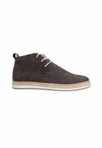 Grijze suède enkellaarsjes met een textuurafwerking, crèmekleurige stiksels en een witte buitenzool; heeft een bruine veter en een lussenlabel op de hak.