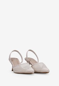 Weiße Slingback-Schuhe mit spitzer Zehenform, strukturiertem Netz-Obermaterial und niedrigem Absatz. Verfügt über einen Riemen um die Ferse für einen sicheren Sitz.