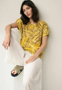 Next GATHERED SHORT SLEEVE TEXTURED BOXY REGULAR FIT - T-shirts print - ochre yellow leaf