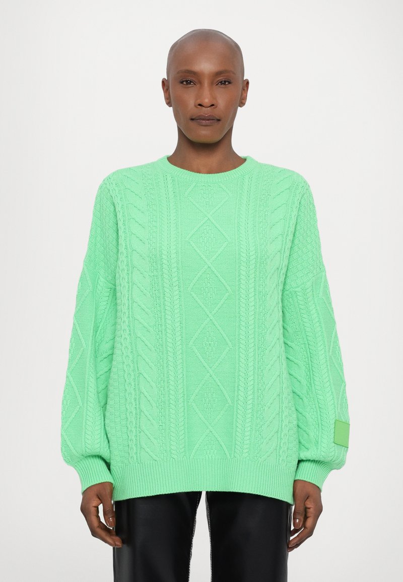 Pullover a maglia verde menta con vestibilità comoda, caratterizzato da motivi a diamante e polsini a coste. Realizzato in materiale a maglia testurizzata.
