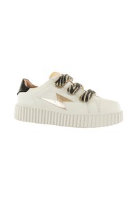 Baskets en cuir blanc avec une semelle plateforme texturée blanche, accent au talon noir et un détail en éclair doré métallique. Présente des lacets rayés noirs et dorés.