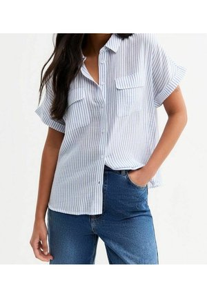 Pasywna koszula z krótkim rękawem w jasnoniebieskim i białym kolorze. Posiada dwie kieszenie na piersi, zapięcie na guziki oraz luźny krój. Wykonana z mieszanki bawełny.
