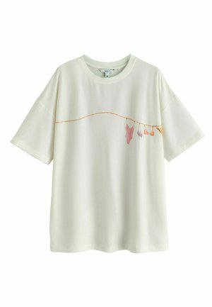 Tricou alb cu mâneci scurte, cu o grafică a unui șnur de rufe pe piept, pe care sunt atârnate costume de baie colorate.