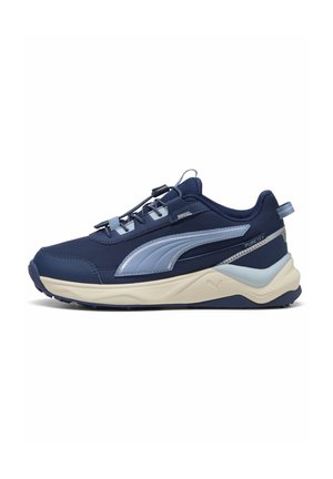 Granatowo-jasnoniebieski sneaker Puma z beżową podeszwą, zaciskiem na sznurówki i etykietą "PureTex" z boku.