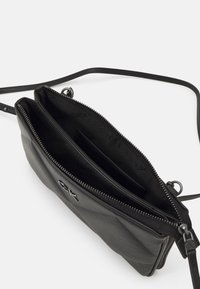 Calvin Klein RE-LOCK CROSSBODY - Taška s příčným popruhem - black