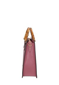 Roze leren handtas met bamboe handvatten, gestructureerd verticaal ontwerp, gouden hardware accenten en een gehamerde afwerking. Gesloten ritssluiting aan de bovenkant.
