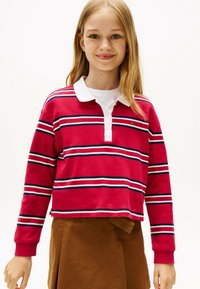 Rood en wit gestreepte polo met lange mouwen, voorzien van een witte kraag en knoopsluiting, met een klein logo op de borst.
