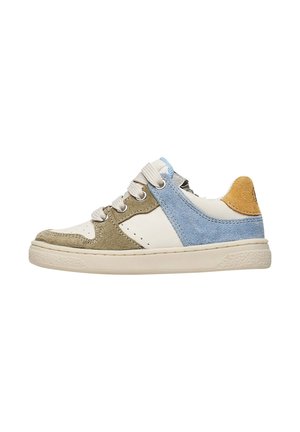 Sneaker in pelle e suede bianca, blu e verde oliva. Presenta lacci rotondi, lati perforati e una suola in gomma testurizzata.