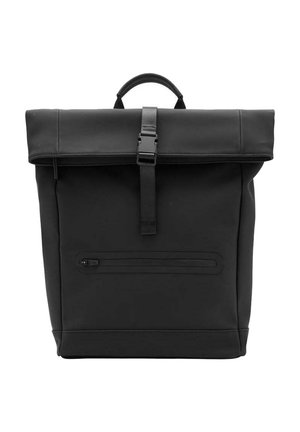 Mochila negra con cierre enrollable, bolsillo delantero con cremallera y asa superior, asegurada con una correa central con hebilla.