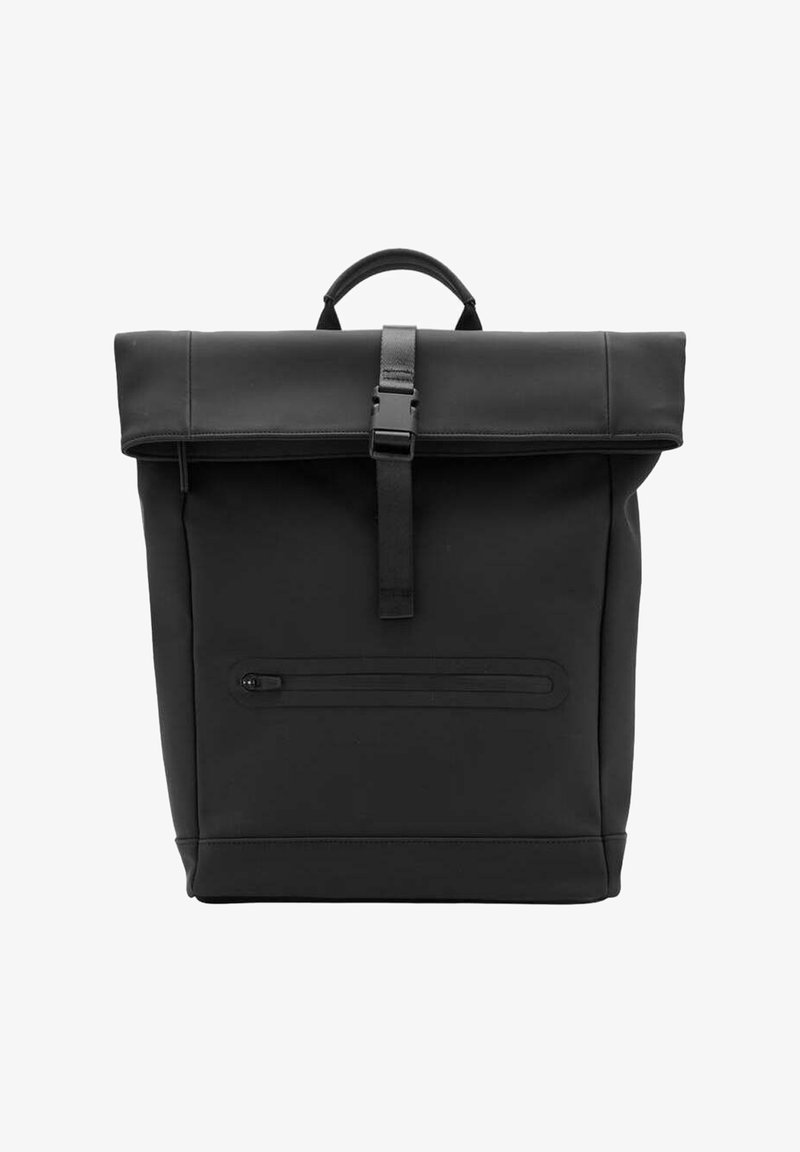 Sac à dos noir à enroulement supérieur avec poche zippée à l'avant et poignée supérieure, sécurisé par une sangle centrale à boucle.