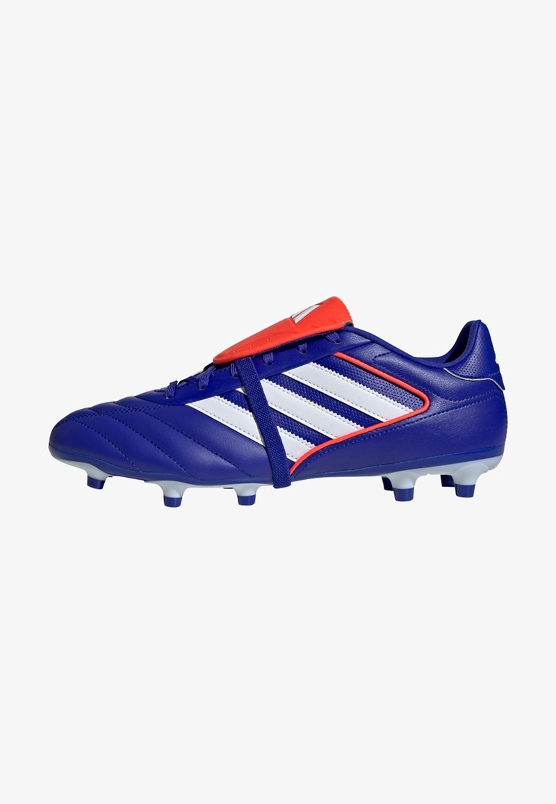 Botas de futebol azuis com um cabedal sintético texturizado, riscas brancas, detalhes em vermelho e cravos moldados para tração em relvado ou gramado.