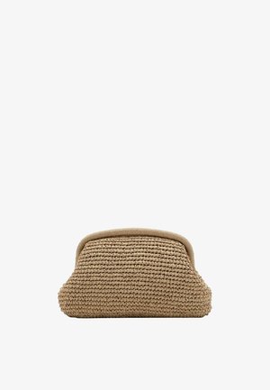 Bolso de mano beige tejido con borde superior redondeado y un exterior suave y texturizado, mostrado sobre un fondo blanco.