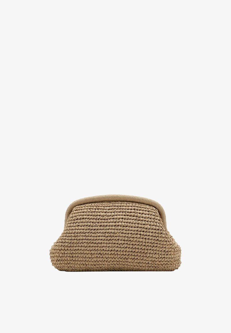 Pochette tissée beige avec un bord supérieur arrondi et un extérieur doux et texturé, présentée sur un fond blanc.