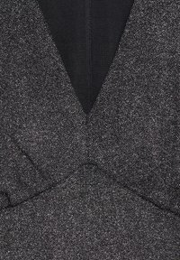 Sort kjole med tekstureret stof med sølvfnug, V-hals design og samlet detalje ved taljen.