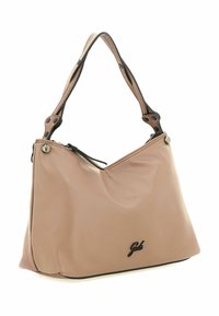 Grote, zachte beige handtas met een gestructureerde vorm, zwarte accenten en een gestructureerde schouderband. Voorzien van een ritssluiting en logo-detail.