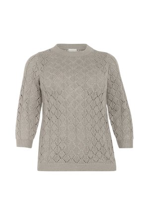 Lys grå strikket sweater med et diamantmønster, rund halsudskæring og trekvartærmer. Ribkantede manchetter og søm tilføjer struktur.
