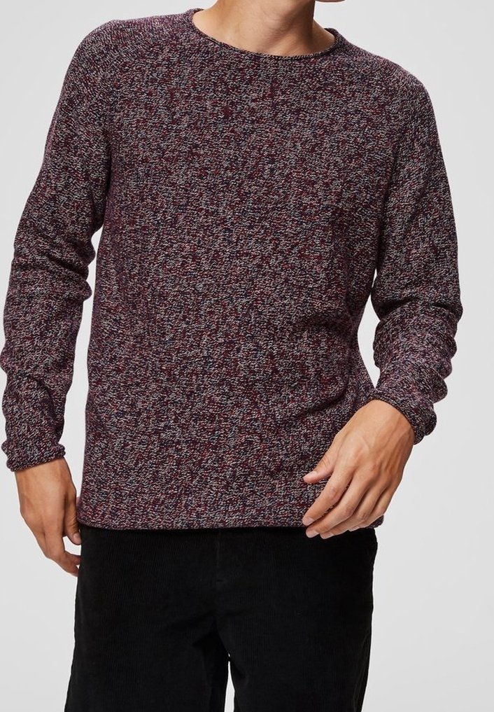 Hnědočervený a šedý žíhaný pletený svetr s kulatým výstřihem, dlouhými rukávy a lemováním na manžetách. Volný střih a viditelná textura.
