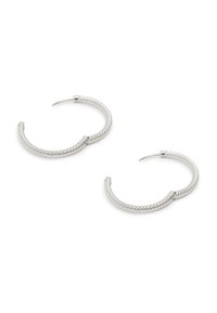 Orecchini a cerchio in argento con un design a corda intrecciata e accenti lisci, caratterizzati da una forma circolare leggera.
