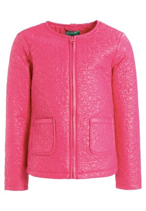Jasnoróżowa pikowana kurtka z okrągłym dekoltem, zamkiem błyskawicznym z przodu i dwiema kieszeniami naszytymi. Teksturowana powierzchnia ozdobiona wzorem gwiazd.