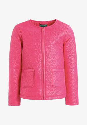 Jasnoróżowa pikowana kurtka z okrągłym dekoltem, zamkiem błyskawicznym z przodu i dwiema kieszeniami naszytymi. Teksturowana powierzchnia ozdobiona wzorem gwiazd.