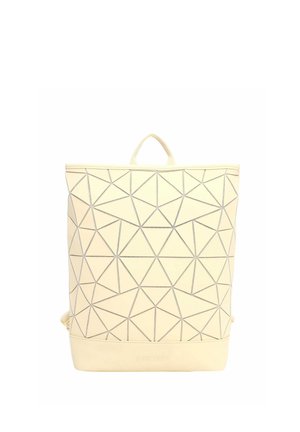 Zaino beige con motivo geometrico a forme triangolari, manico superiore e branding discreto "SURI FREY" sul pannello frontale inferiore.