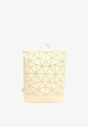 Beige rugzak met geometrisch patroon en driehoekige vormen, een bovenste handvat en subtiele "SURI FREY" branding op het onderste voorpaneel.