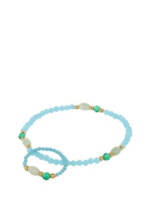 Rekbare armband met kleine ronde lichtblauwe kralen, grotere ovale lichtgroene stenen, gefacetteerde groene kralen en kleine gouden afstandskralen.