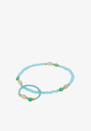 Rekbare armband met kleine ronde lichtblauwe kralen, grotere ovale lichtgroene stenen, gefacetteerde groene kralen en kleine gouden afstandskralen.