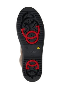 Zwarte rubberen schoenzool met een patroon voor grip. Bevat twee rode cirkelvormige elementen en een gele driehoek voor tractie, gelabeld met "BOGNER ALPI."