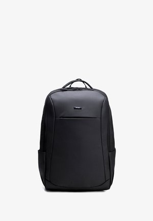 Czarny prostokątny plecak z przednią kieszenią na zamek błyskawiczny, podwójnymi uchwytami na górze oraz bocznymi kieszeniami, na białym tle.