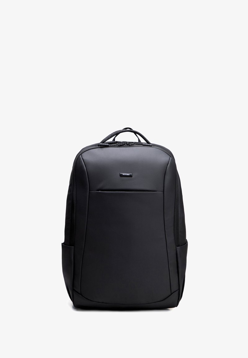 Mochila rectangular negra con un bolsillo delantero con cremallera, doble asa en la parte superior y bolsillos laterales, sobre un fondo blanco.