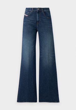Hoge taille donkerblauwe wijde jeans met voor- en muntzakken, knoopsluiting en subtiele whisker-details op de dijen.