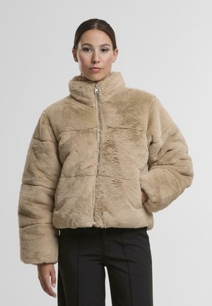 Beige Kunstfelljacke mit hochgeschlossenem Kragen, frontalem Reißverschluss und übergroßen Ärmeln. Verfügt über ein gesticktes Muster für Textur und Wärme.