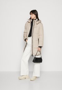 JDY DAISY LONG PADDED - Zimski kaput - simply taupe/black